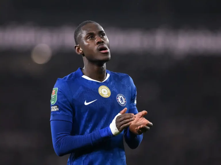 trevoh-chalobah-chelsea-acknowledges-fans-1056298481